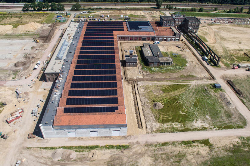 Zonnepanelen (sheddaken) op het dak van de fabriekshal van de Enka-fabriek