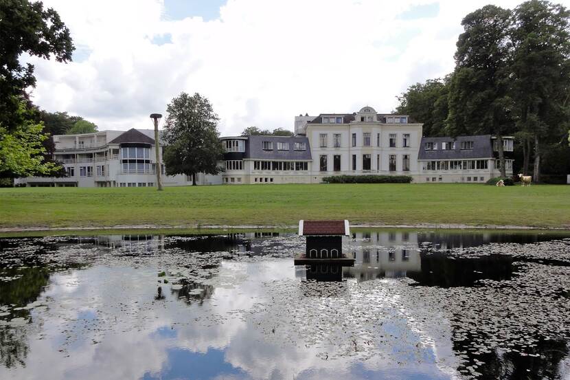 Vijver en herenhuis van landgoed Lauswolt, Beetsterzwaag.