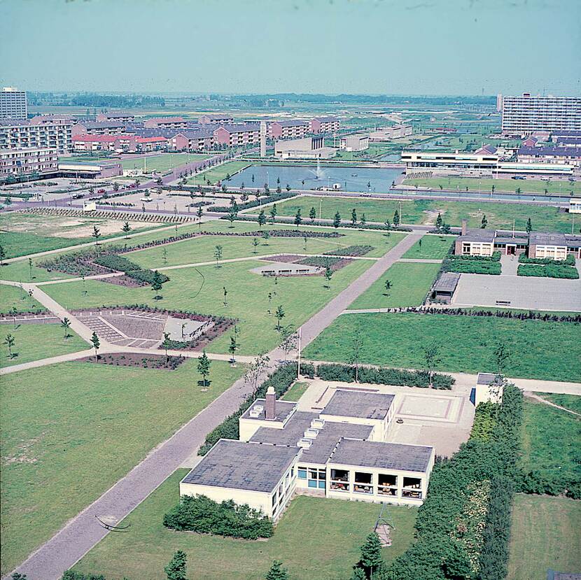 Luchtfoto van een wijk met nette straten en grasvelden