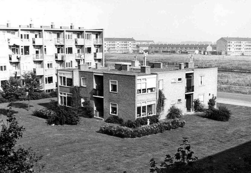 Zwart-wit foto van een laag flatgebouw