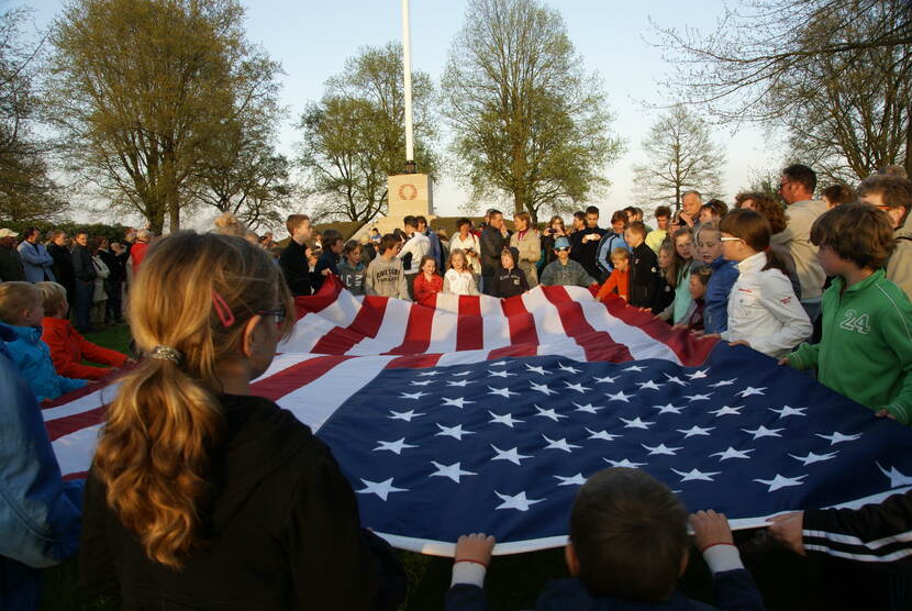 4 mei viering opvouwen VS vlag