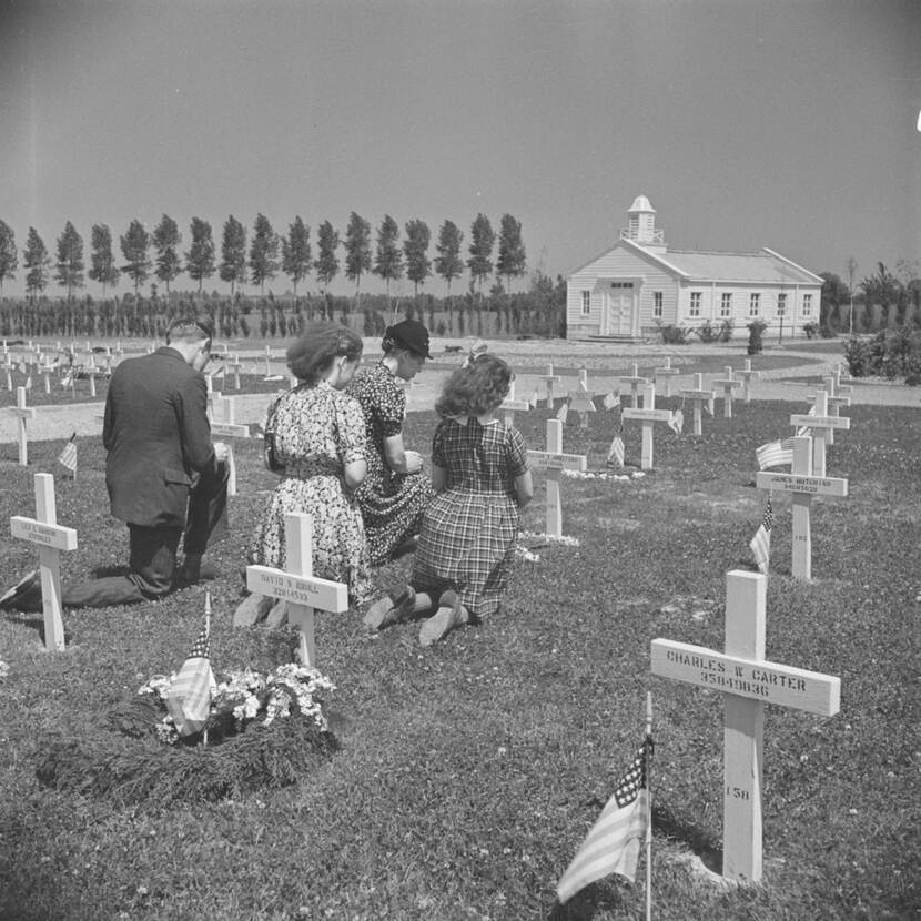 Gezin bij geadopteerd graf, 1946