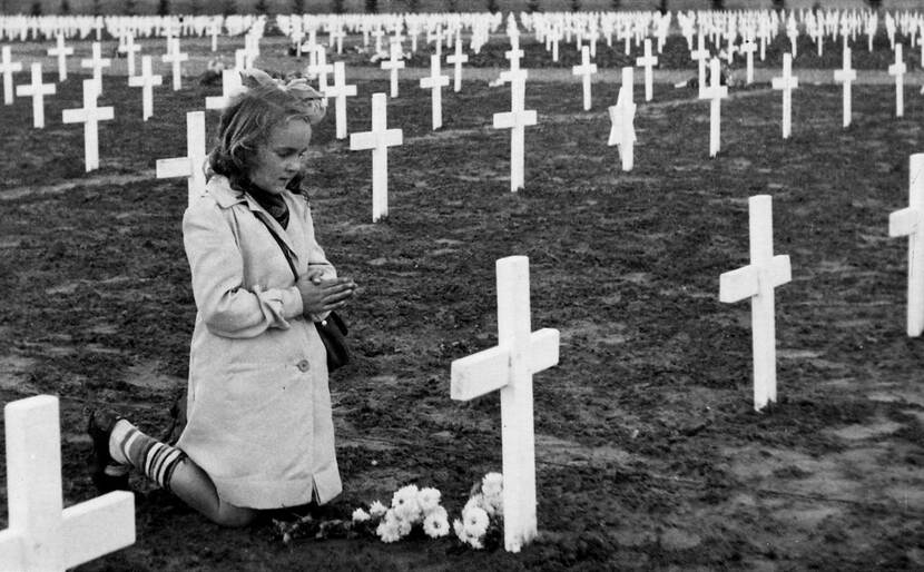 Meisje bij graf, 1945