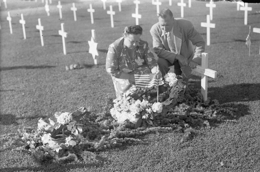Ouders uit Amerika bezoeken het graf van hun zoon, 1947
