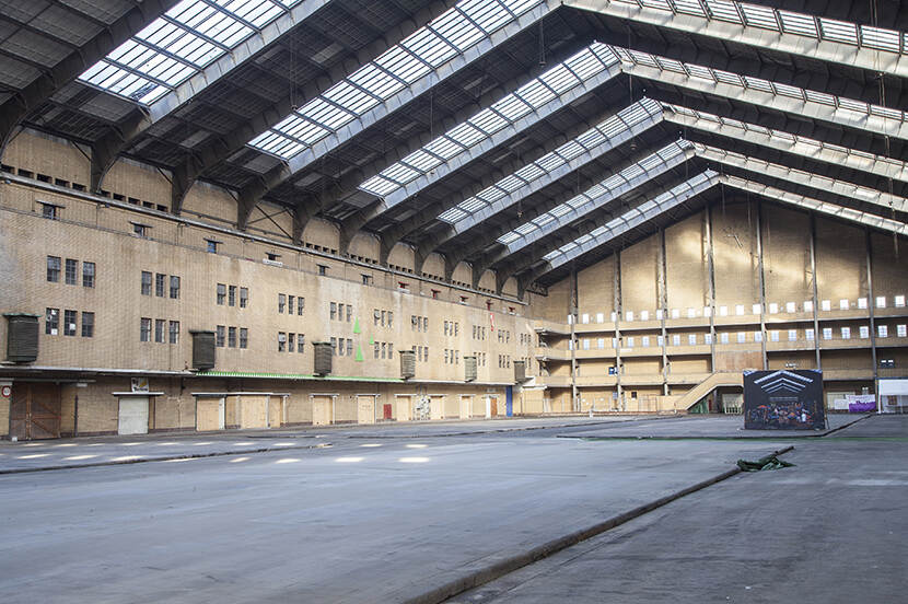 Interieur markthal met grote klok in het midden