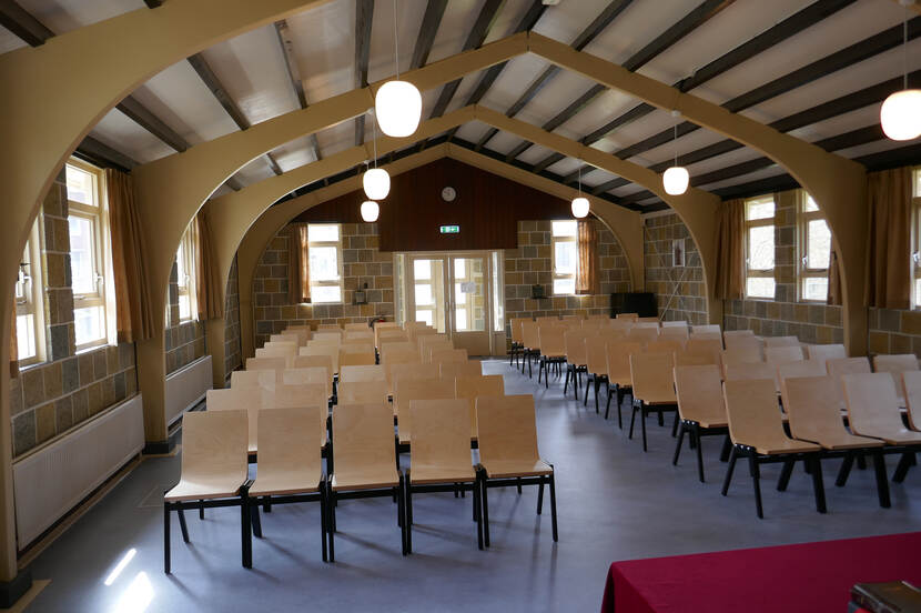 Interieur van de Molukse kerk met houten en stalen spanten