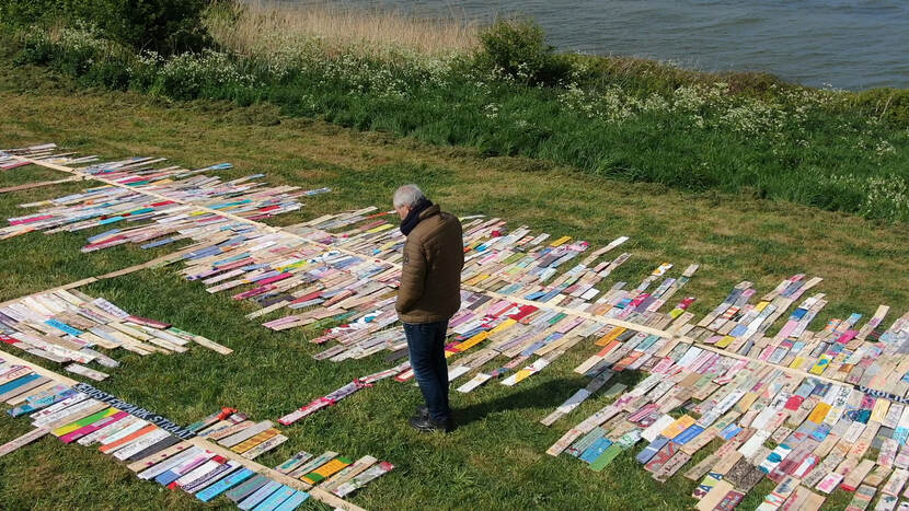 Job Cohen legde het laatste naambordje in het Stratenmonument dat dit jaar zonder publiek op het eiland Pampus is uitgelegd.