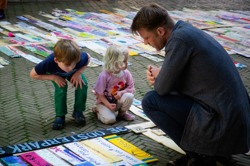 Een vader legt aan zijn kinderen uit wat Namen en Nummers is.