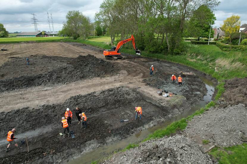 Luchtfoto van werkzaamheden aan de Onstaborg, lijkt een braakliggend terrein