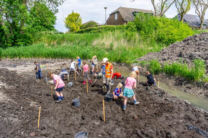 Aantal kinderen helpt mee zoeken naar de Onstaborg op een braakliggend terrein