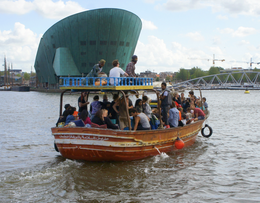 Rederij Lampedusa varend langs NEMO in Amsterdam