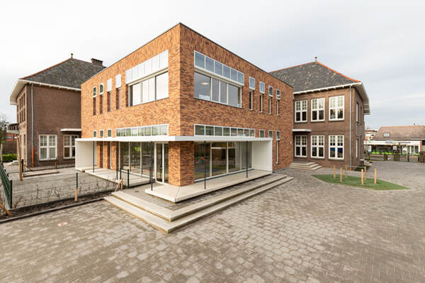 De nieuwbouw op de binnenplaats van de school