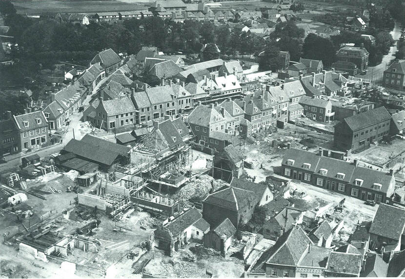 Zwart-wit foto van de verwoeste binnenstad van Rhenen na de oorlog.