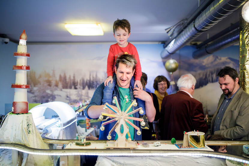 Kunstenaar Maarten Bel tijdens het Modeltrein Kerstfestijn, een samenwerking met Modelspoorvereniging Schiespoor en 200 kinderen