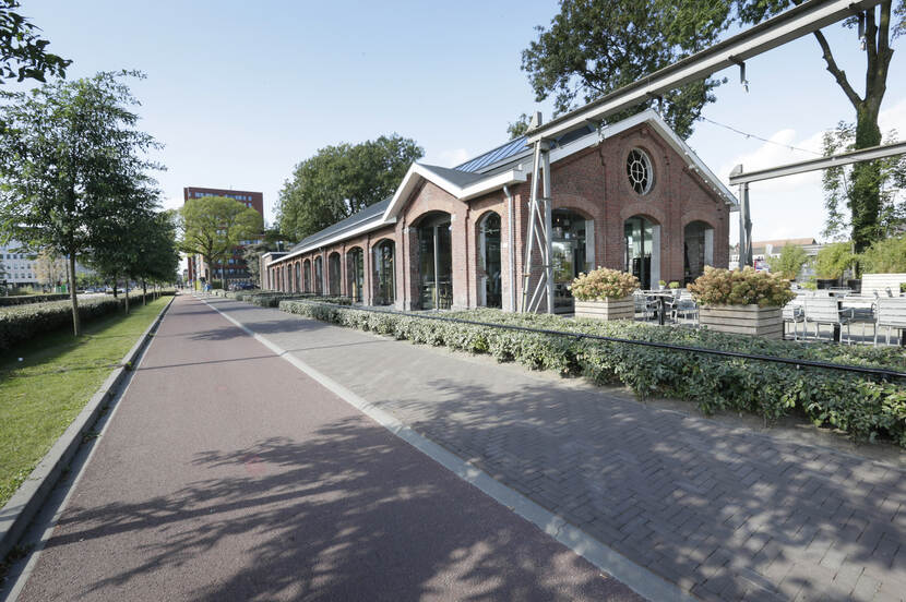 Het gebouw de Houtloods vanaf de straatkant gezien