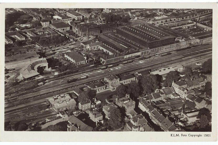 Luchtfoto van de reparatiehallen en werkgebouwen van de Nederlandse Spoorwegen