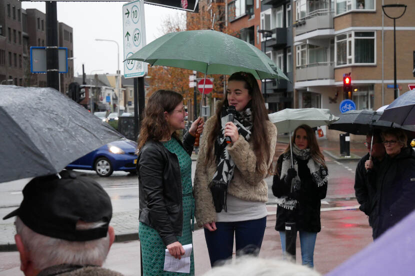 Irene Vermeulen en Marieke Vromans vlak voor de onthulling van eerste exemplaar, 11-11-2018