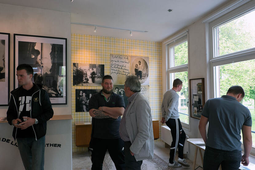 In gesprek tijdens tentoonstelling in Verhalenhuis Belvédère