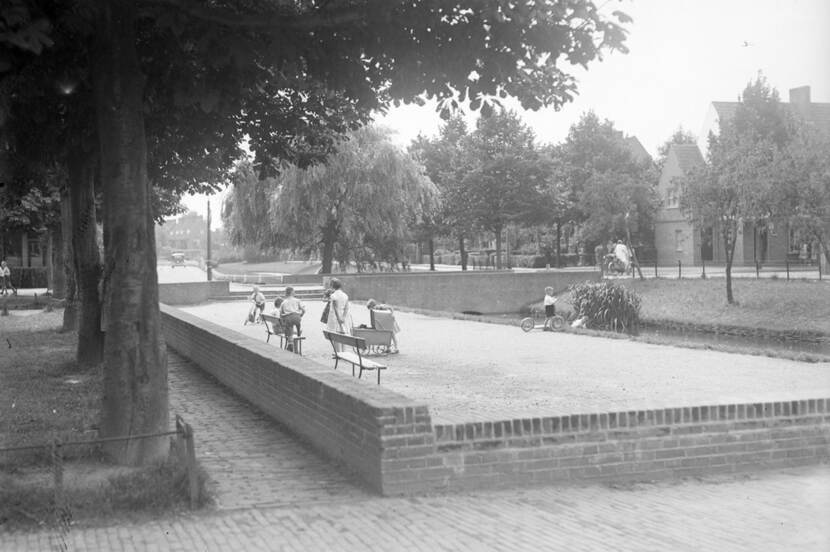 Spelende kinderen in 1936 in de wijk Vreewijk
