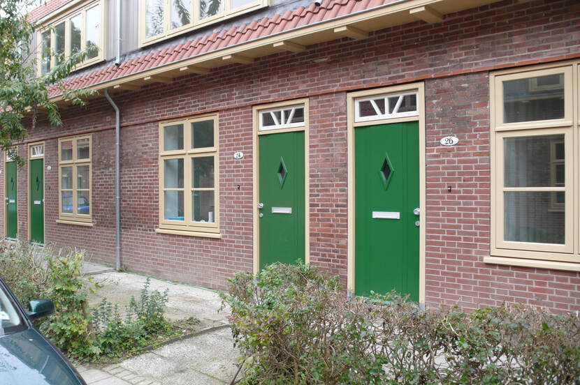 Een gerenoveerd huis aan het Reigerspad, met gevels die zijn opgeknapt met oorspronkelijke kleuren, materialen en details.