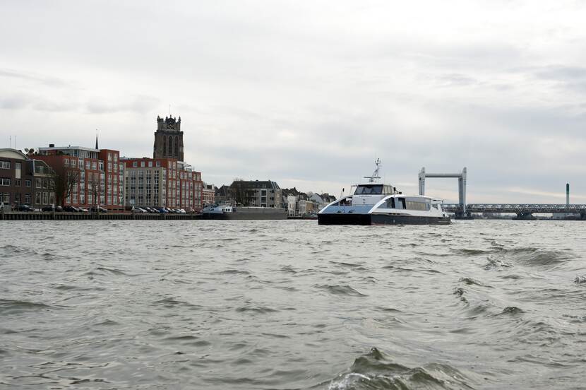 Een waterbus in Dordrecht