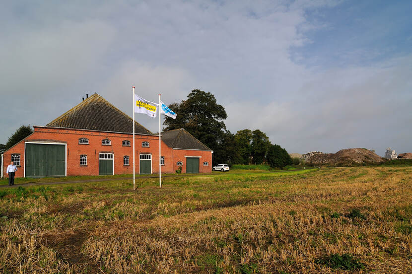 Een van de overgebleven boerderijen