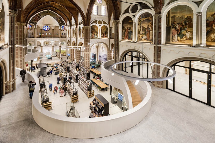 DePetrus is de voormalige rooms-katholieke St. Petruskerk in Vught. Sinds 2005 is die niet meer in gebruik voor erediensten omdat er toen stukken uit het plafond vielen. Jarenlang blijft onzeker of de kerk behouden kan blijven. Een ambitieus herbestemmingsplan sneuvelt en de parochie staat op het punt de kerk te laten slopen, als zeven lokale ondernemers het plan adopteren, een sobere variant bedenken en zelf besluiten te investeren. Steun komt uit alle geledingen van de bevolking. Er wordt om niet een website gemaakt, de administratie wordt opgezet, ontwerpschetsen worden gemaakt. Honderden inwoners doneren enkele tientjes voor de restauratie en krijgen de eretitel Petrusganger. Wie een heel glas-in-lood-raam bekostigt krijgt de titel Petrusvaarder. Tijdens de restauratie worden zoveel mogelijk Vughtse bedrijven ingeschakeld. Het is Vught voor Vught en door Vught.