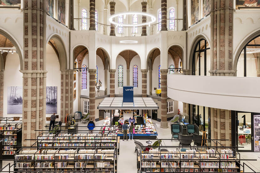 DePetrus is de voormalige rooms-katholieke St. Petruskerk in Vught. Sinds 2005 is die niet meer in gebruik voor erediensten omdat er toen stukken uit het plafond vielen. Jarenlang blijft onzeker of de kerk behouden kan blijven. Een ambitieus herbestemmingsplan sneuvelt en de parochie staat op het punt de kerk te laten slopen, als zeven lokale ondernemers het plan adopteren, een sobere variant bedenken en zelf besluiten te investeren. Steun komt uit alle geledingen van de bevolking. Er wordt om niet een website gemaakt, de administratie wordt opgezet, ontwerpschetsen worden gemaakt. Honderden inwoners doneren enkele tientjes voor de restauratie en krijgen de eretitel Petrusganger. Wie een heel glas-in-lood-raam bekostigt krijgt de titel Petrusvaarder. Tijdens de restauratie worden zoveel mogelijk Vughtse bedrijven ingeschakeld. Het is Vught voor Vught en door Vught.