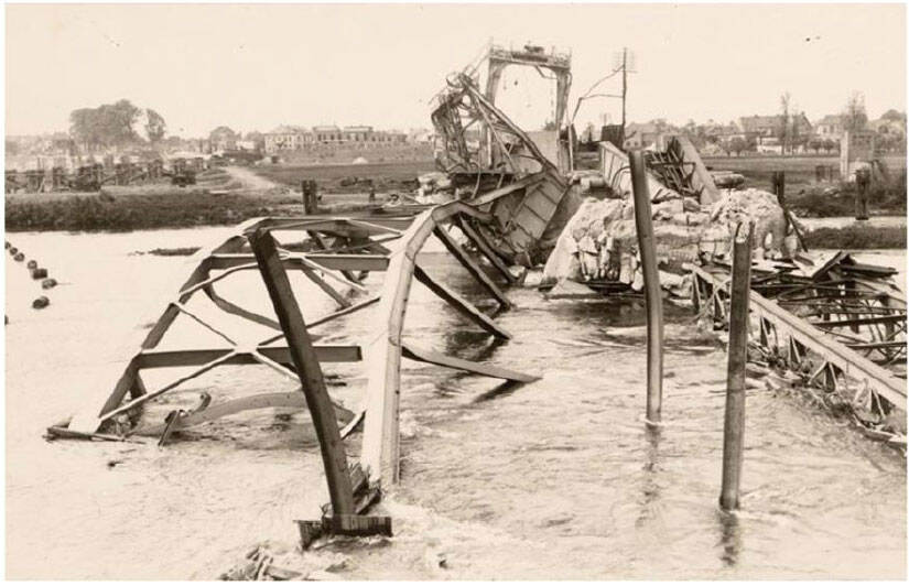 Zwart-wit foto van een ingestorte brug