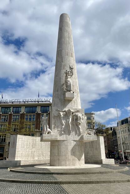 Het monument bestaat uit een tweeëntwintig meter hoge zuil, gemaakt van wit natuursteen, geplaatst op een vierkant voetstuk. Op de voorkant van de zuil is een reliëf van vier geboeide mannenfiguren te vinden. Aan weerszijden van dit reliëf staan twee beelden van mannen met aan hun voeten huilende honden. Op de pilaar boven de vier mannen bevindt zich een groot reliëf van een vrouwenfiguur met een kind op haar arm.