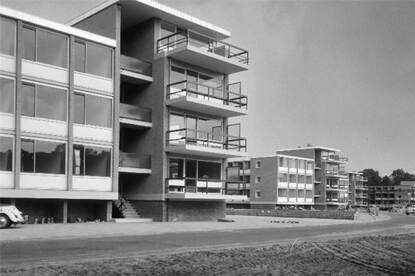 Een zwart-wit foto van een studentenflat.