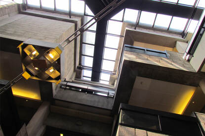 Het glazen plafon van het gebouw met een paar lampen.