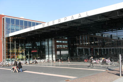 Het voorkant van het gebouw.
