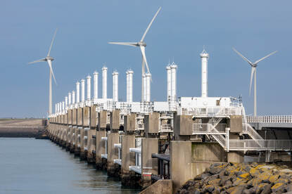 Deel van de Deltawerken met drie windmolens.